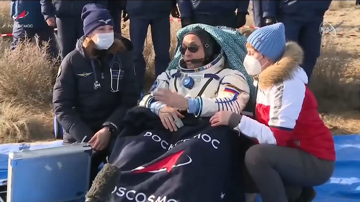 Z ISS se vrátila tříčlenná posádka. Rusové amerického kolegu vzali